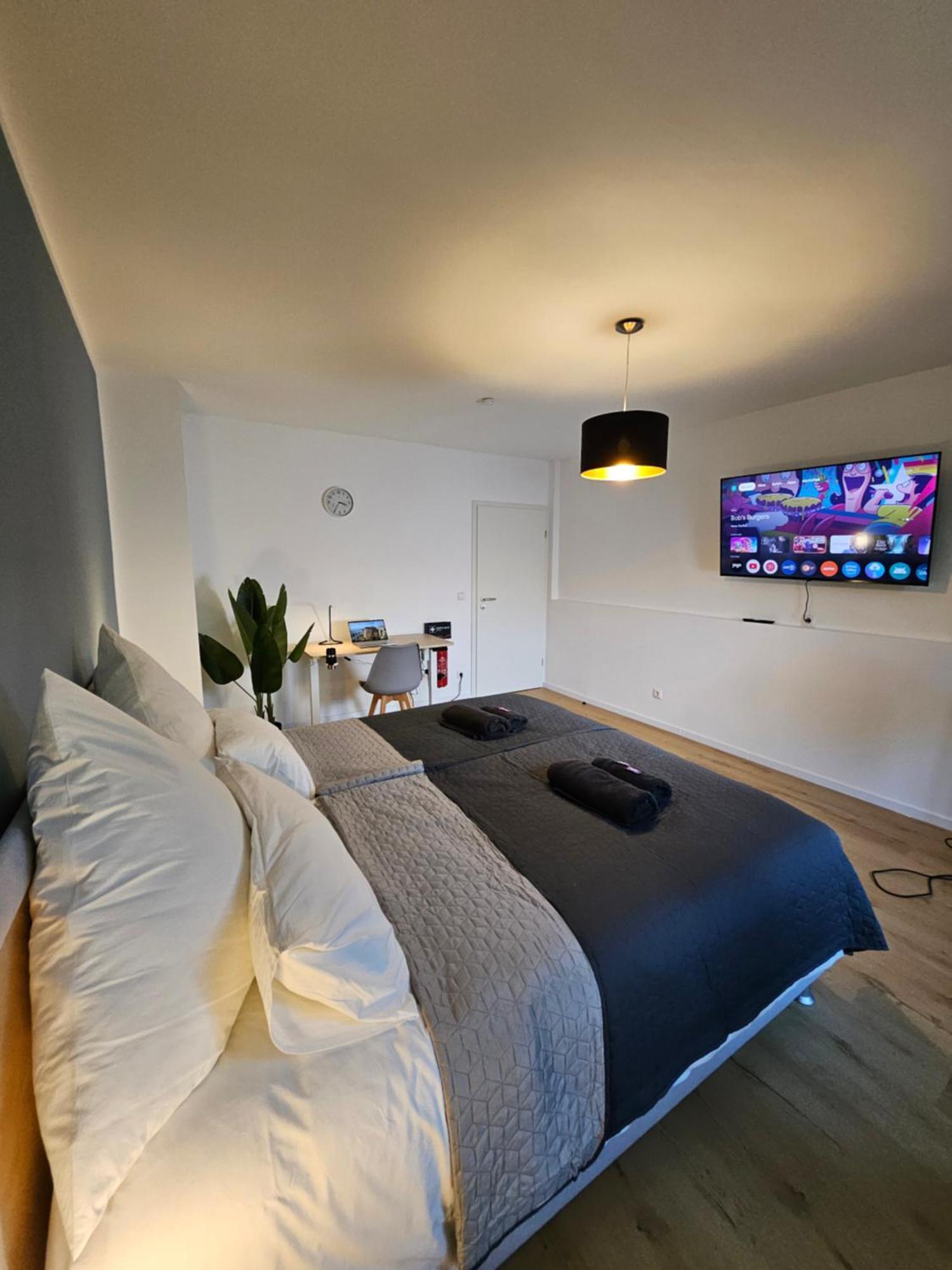 Modern Homes - Voll Ausgestatte Wohnung - Balkon - Hotelbetten - 4K Tv - Wlan Moers Eksteriør bilde