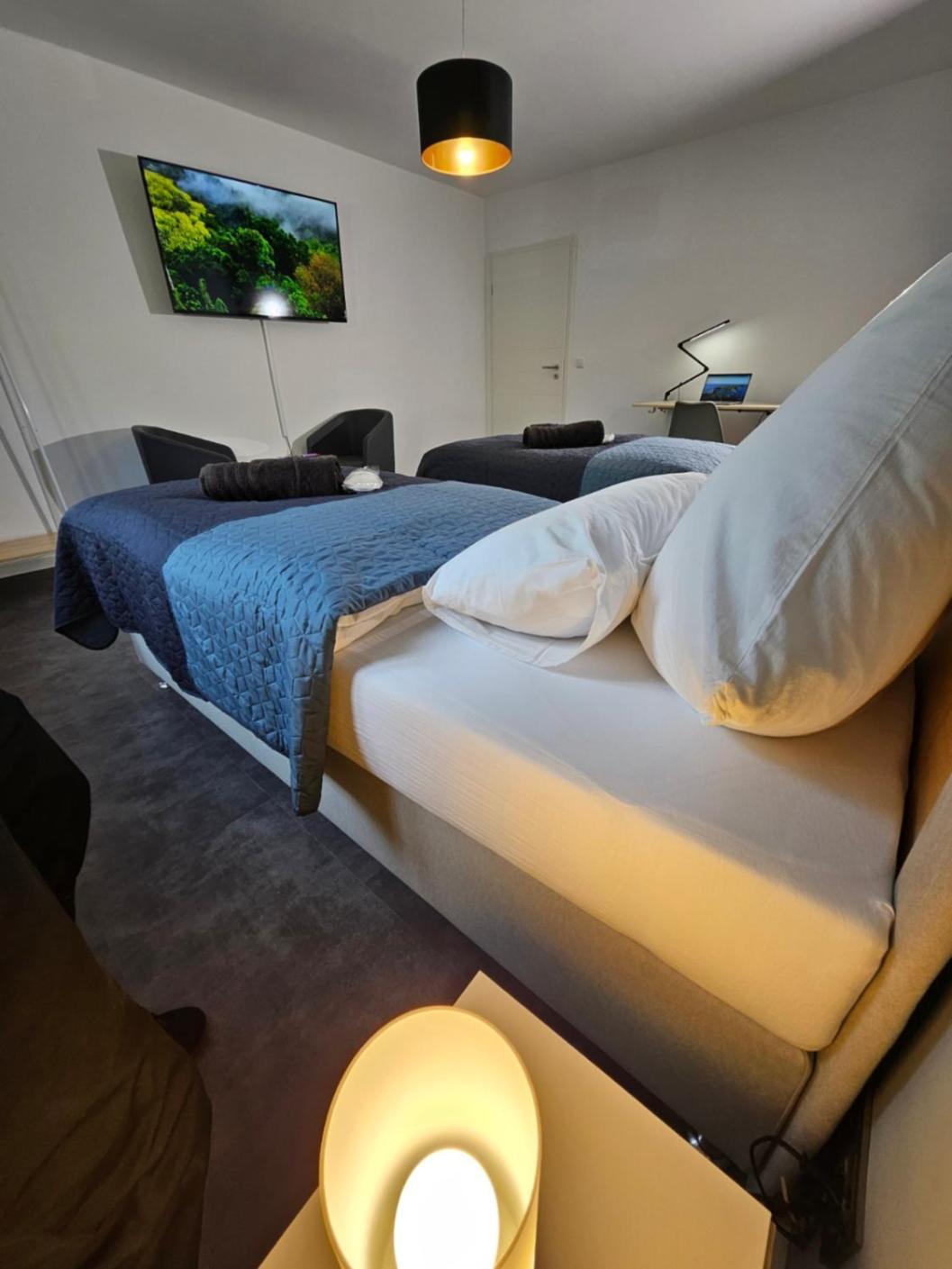 Modern Homes - Voll Ausgestatte Wohnung - Balkon - Hotelbetten - 4K Tv - Wlan Moers Eksteriør bilde